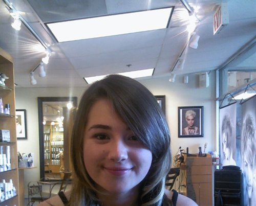 A selfie of Hana Owen in a hair salon.