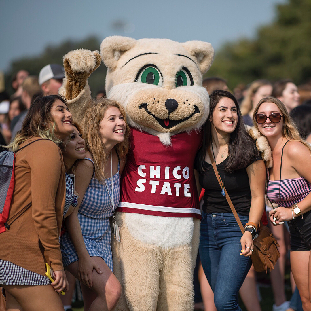 Students pose with Willie the Wildcat mascot