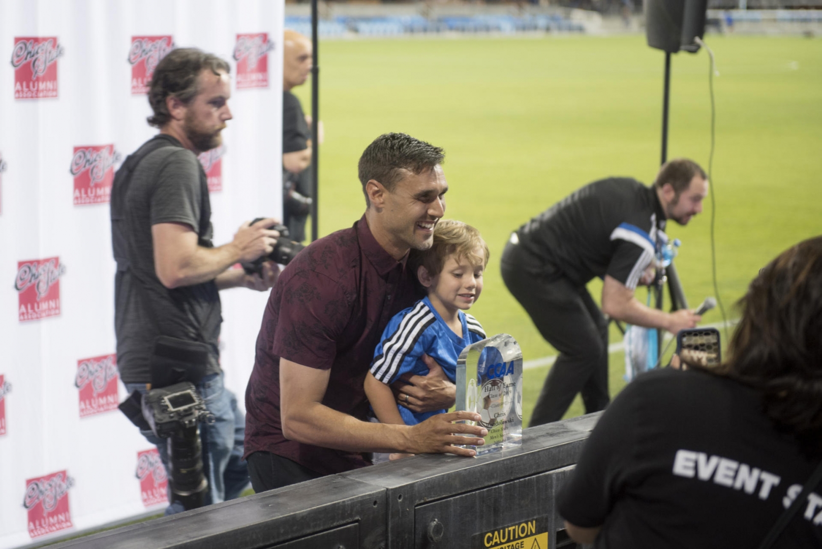 Chris Wondolowski takes time to pose for photos with a young fan.