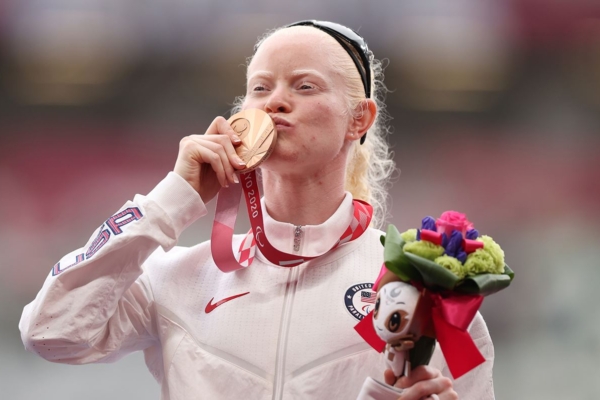 Kym Crosby kisses her bronze medal during the medal ceremony for the 400M at the Tokyo 2020 Paralympics
