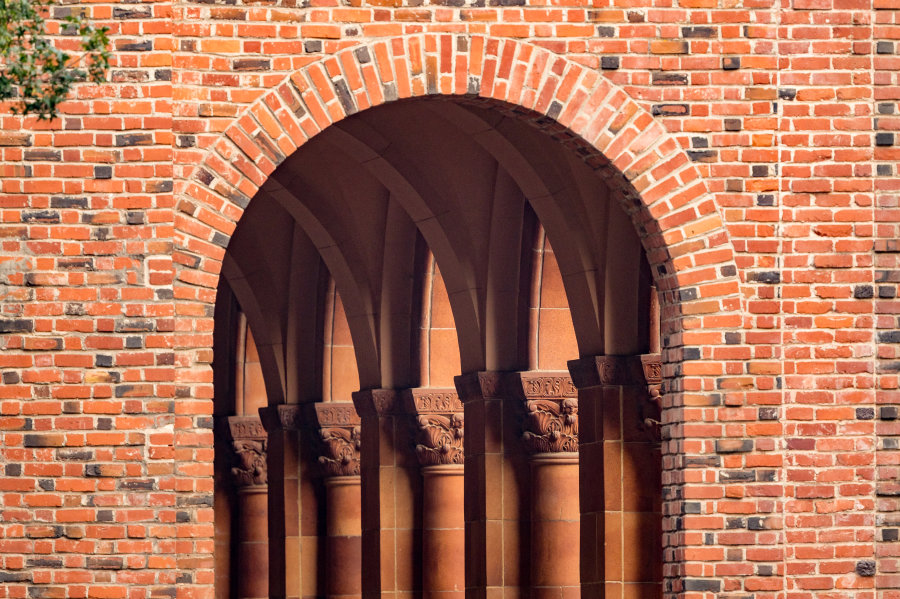 Curved arches on a building on a college campus