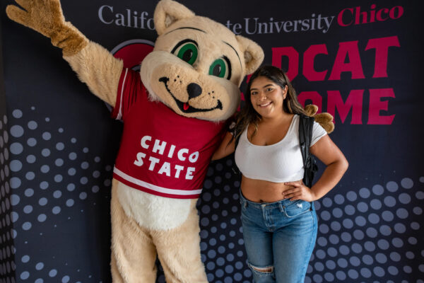 Lizbeth Ceja poses with Willie the Wildcat during Wildcat Welcome